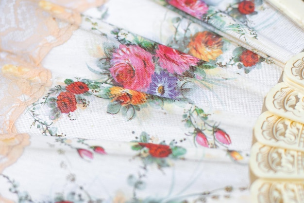 haftowany wzór na materiale